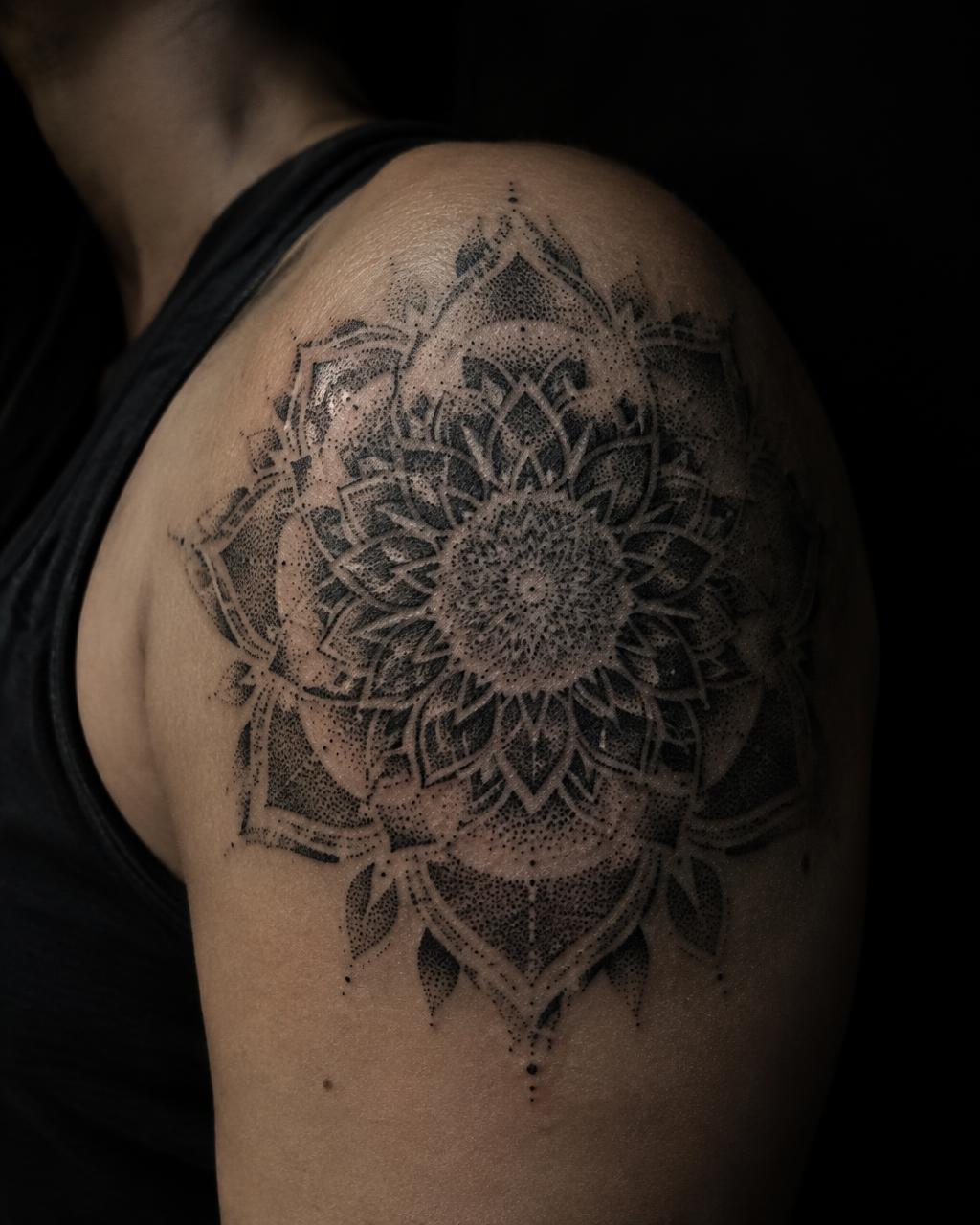 Mandala — tatuaż dotwork, bark